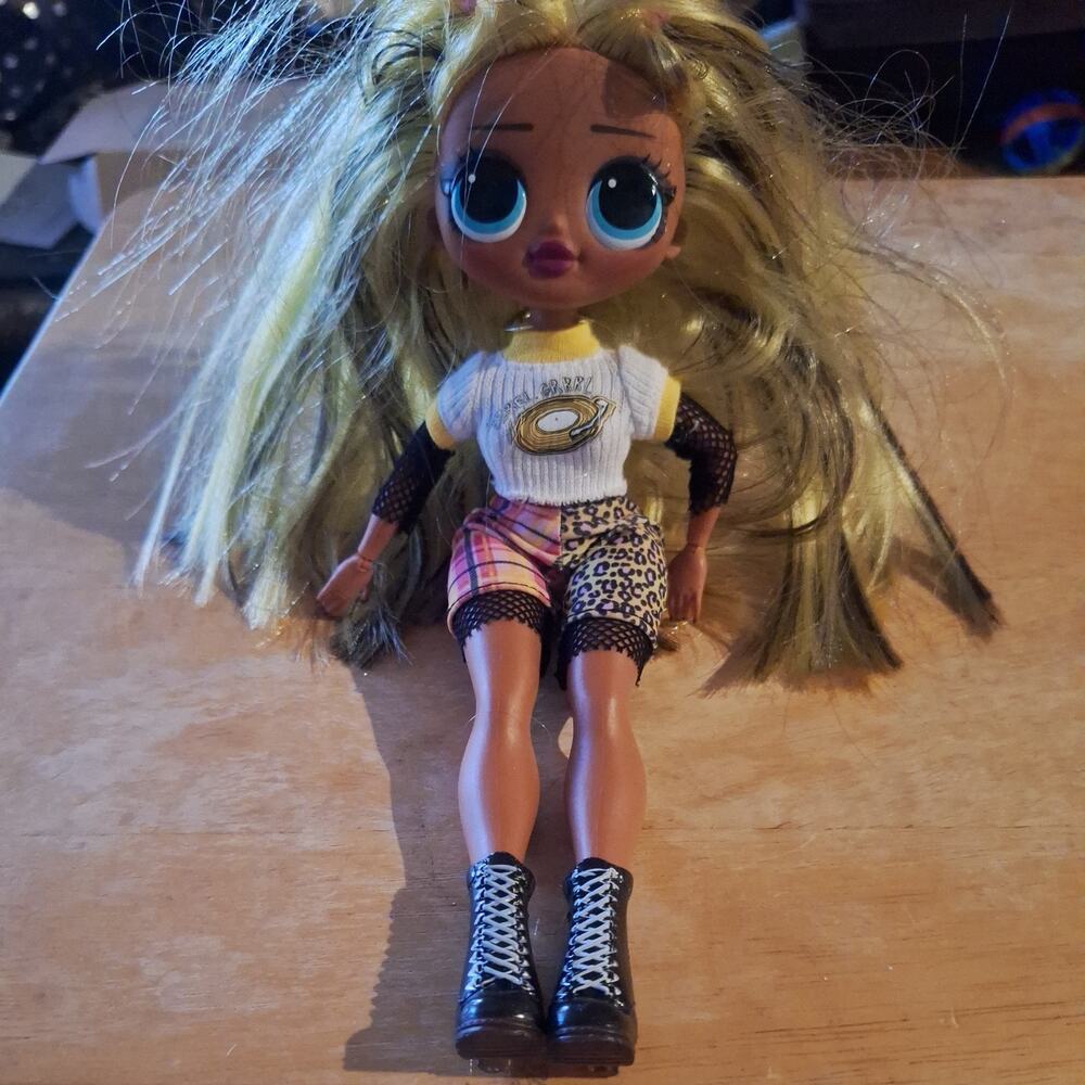 LOL Surprise! OMG Fashion Doll Series 2 ALT Girl Yellow Black Hair
